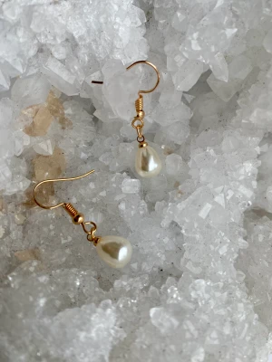 Pärlörhängen 001🤍 - Gulliga handgjorda örhängen som passar till allt💕⚡️59kr+ 15 frakt🚚