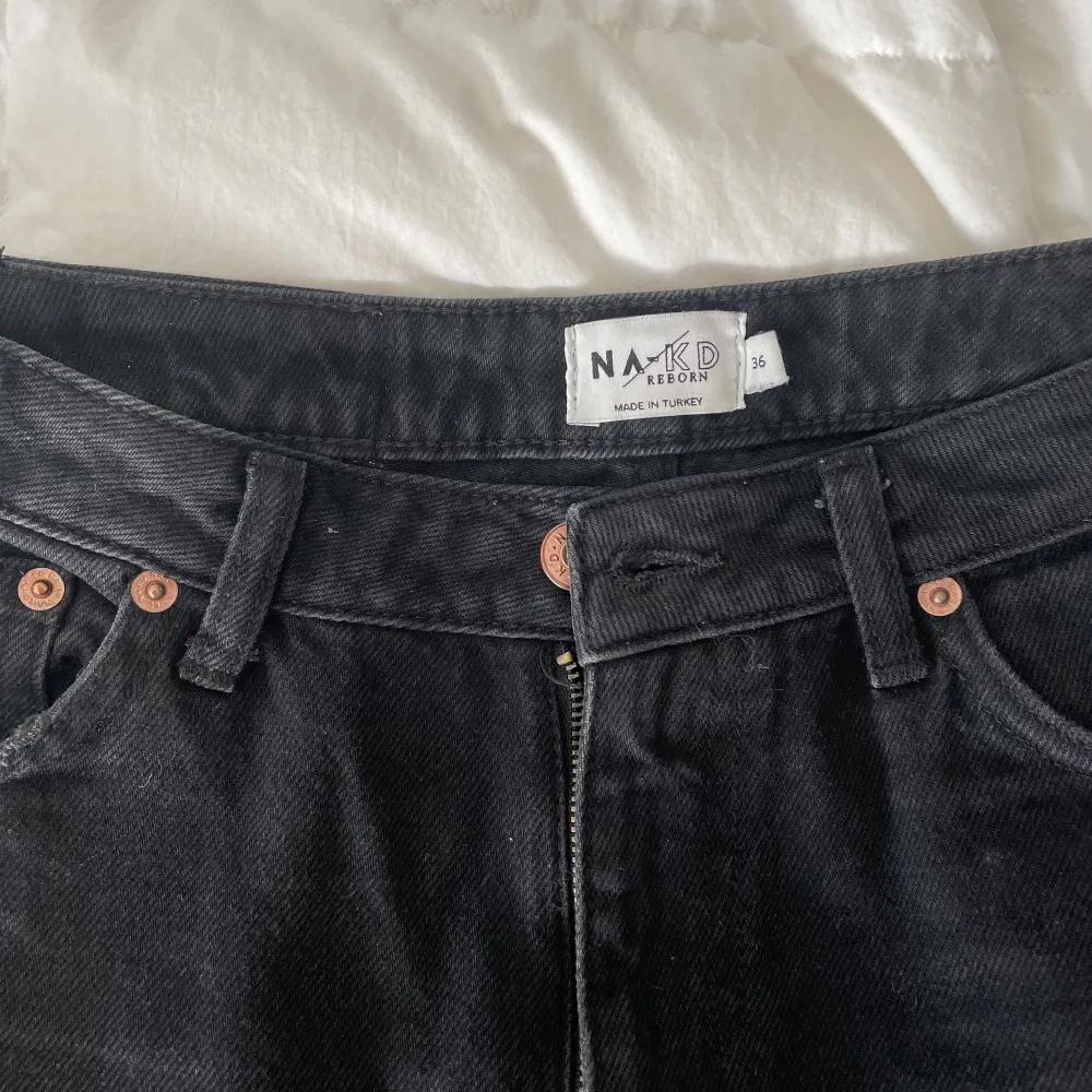 Säljer ett par raka jeans i ”washed black” från Nakd som har blivit för små för mig! Storlek 36, dock ingen stretch i materialet . Jeans & Byxor.
