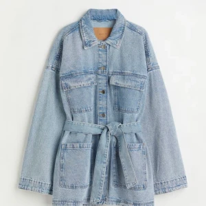 Jeansjacka - Jeansjacka med skärp i midjan! Perfekt nu till vår och sommar:) den är helt slutsåld på hemsidan!!