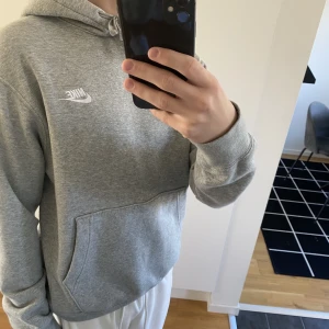 Nike hoodie  - Säljer denna snygga nike hoodie då den inte kommer till användning längre. 
