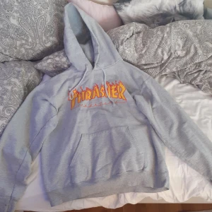 Thrasher hoodie - Grå thrasher hoodie i storlek S. Köpte den här på plick för typ ett halv år sedan för 120 kr. Säljer den vidare här för att den inte kommer till användning, det är ingenting fel på den. Säljer för 70kr + frakt.