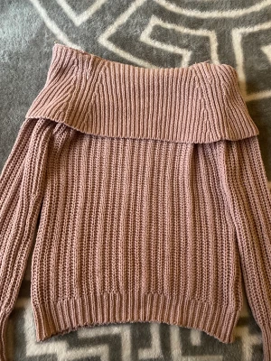 Rosa stickad off the shoulder tröja  - Fin rosa stickad off the shoulder tröja. Säljer pga den blivit för liten på mig.