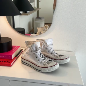 Vita Converse - Vita Converse. Slitet skick därav priset. Storlek 36.
