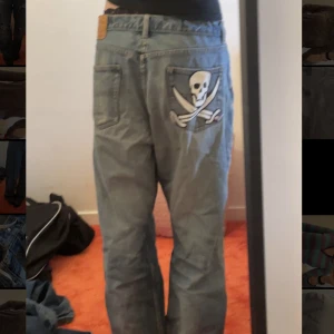 Coola jeans - Ett par jeans där jag sytt på en döskalle lite onogrannt, jag använder inte dess längre pga att det inte riktigt är min stil, har satt in ett snöre i jeansen så man kan spänna åt.