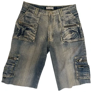 Dolce Gabbana shorts  - DG JEANS SHORTS   Zipper på höger bakficka är lite trasig men fungerar  Size 34 