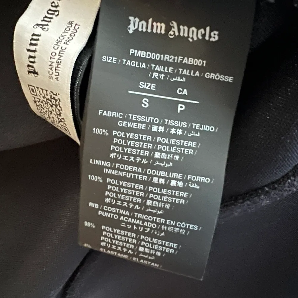 Säljer min Palm angels tröja då den är för liten. Knappt använd. Köpt från farfetch  Storlek:S. Hoodies.