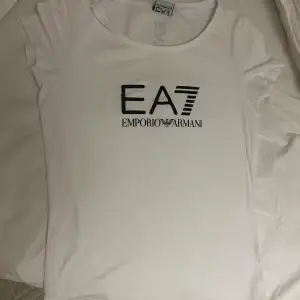Säljer min EA7 t-shirt som aldrig kommit till användning, är endast testad. Tryck fram och bak. Storlek XS men kan passa en liten S också. Köpt för 679kr