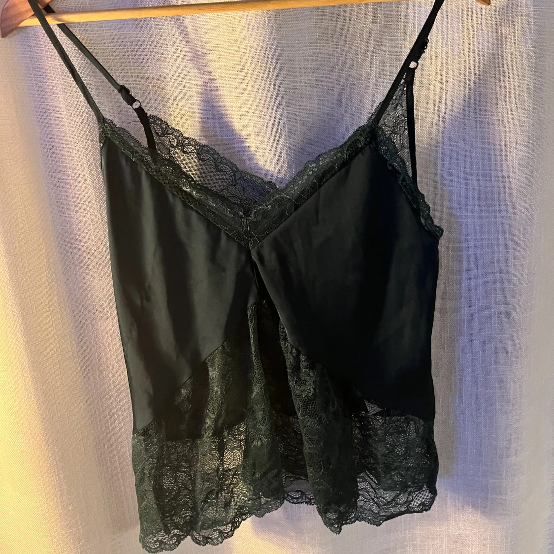 Mörkgrönt spetslinne 