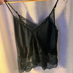 Mörkgrönt spetslinne  - Fint mörkgrönt spetslinne i bra skick, knappt använt. Passar mig som har stl s:)