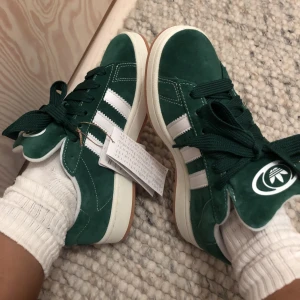 Adidas Campus 00 - Campus 00 skor, vita & gröna extra snören medföljer. Mycket finare med vita! (Beställde fler storlekar då de var slutsålda överallt & ville vara säker på att de passade då jag inte haft adidas innan🥺 