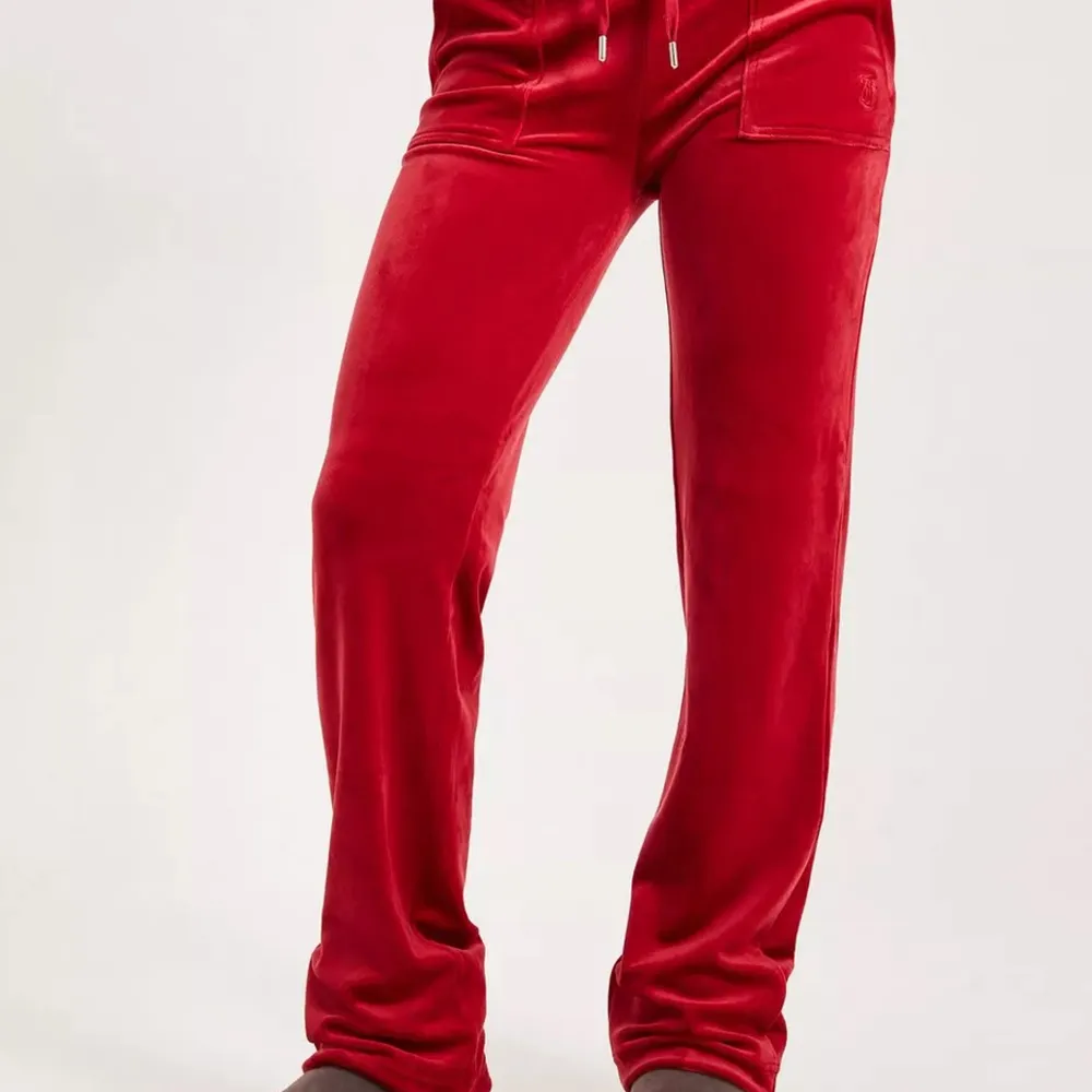 Säljer mina röda juicy byxor då dom inte kommer till användning längre jätte fint skick men har ett litet hål i framfickan men det märks inte av liten i storlek så sitter bra på mig dom har S i byxor lite långa(ja är 165) köpta på juicy coutures hemsida. Jeans & Byxor.