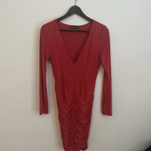Röd klänning - Aldrig använd