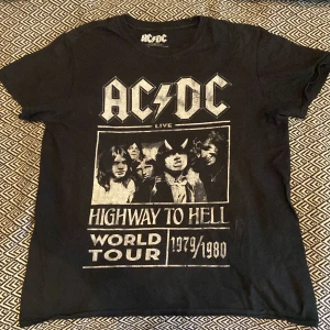 Band t-shirt - En ACDC tröja som inte är min stil längre som jag inte använt på väldigt länge. Har en lite mer slim fit.