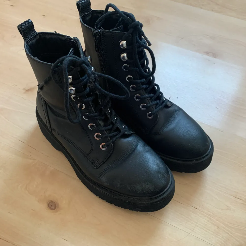 säljer ett par doc martens dupes då de inte är min stil längre 💕 köpta för 1200 men säljer för 280 då de är använda 💕 när de tvättas ser dom säkert helt nya ut dock, inga synliga defekter som man märker till ‼️storlek 38 🙌 använd gärna köp nu💕. Skor.