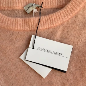 by malene Birger tröja  - Säljer denna helt nya by malene Birger tröja med lapp kvar som är stickad och sååå fin färg, ganska coralig färg❤️nypris 2000kr och dne är strlk xxs men väldigt stor i storlek så mer en xs-s💗vi får diskutera pris 