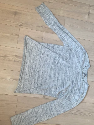 Långärmad medeltjock tröja - Använd tröja, tvättad såklart