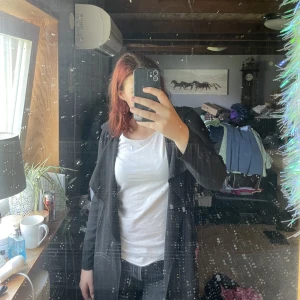 Trench coat  - Svart trench coat tyvärr inget band till jätte bra skick 