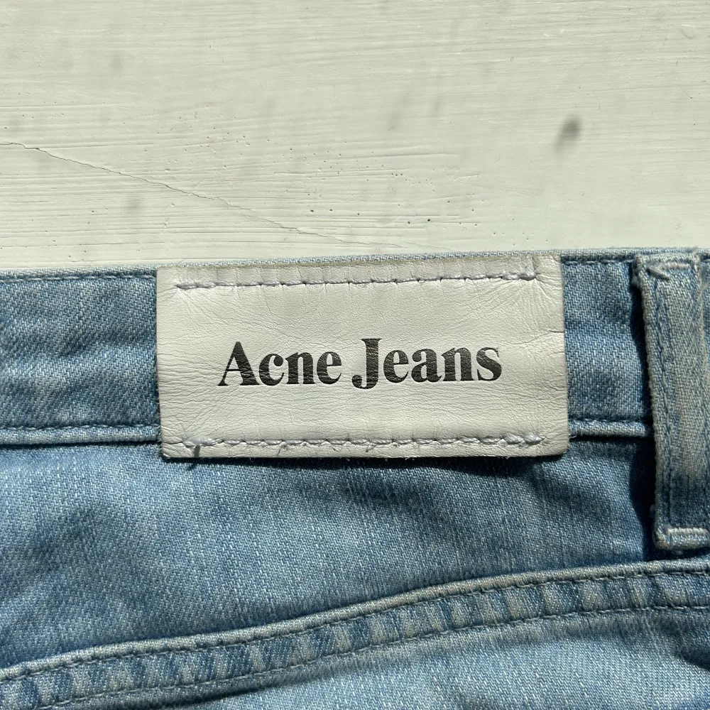 Lägger upp igen pga oseriös köpare🌸Säljer dessa superfina jeansen från Acne i ljusblå. Storlek 26/32, inga defekter! Hör av dig för fler bilder eller vid frågor💗. Jeans & Byxor.