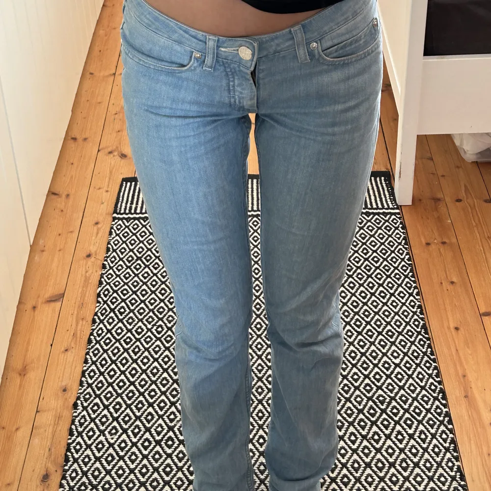 Lägger upp igen pga oseriös köpare🌸Säljer dessa superfina jeansen från Acne i ljusblå. Storlek 26/32, inga defekter! Hör av dig för fler bilder eller vid frågor💗. Jeans & Byxor.