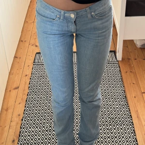 Acne jeans  - Lägger upp igen pga oseriös köpare🌸Säljer dessa superfina jeansen från Acne i ljusblå. Storlek 26/32, inga defekter! Hör av dig för fler bilder eller vid frågor💗