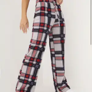 Pyjamasbyxor från Nelly i stl XS/S. Aldrig använda och fortfarande i förpackning. Pris: 100