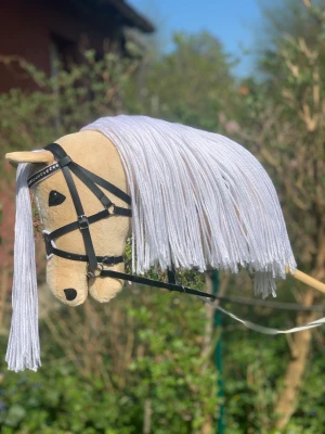 Finsk käpphäst - Isabellfärgad käpphäst med vit stjärn där träns & martingal ingår. Nypris 940, sydd av hemsidan Taikakeppari. Inget slitage!