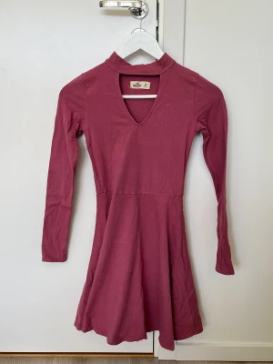 Superfräsch hollister klänning - En jättefin klänning från hollister i storlek xs. Skulle säga att den är ganska tight att få över huvudet. Köpt för några år sedan till en skolavslutning men aldrig använd efter det. Osäker på vad man kallar denna färg.