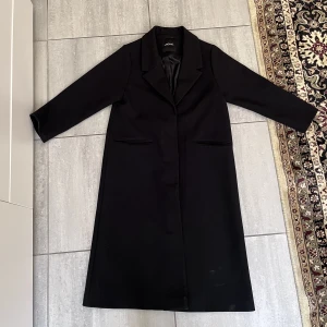 MONKI KAPPA SVART XS - Oanvänd, bra kvalite, storlek xs