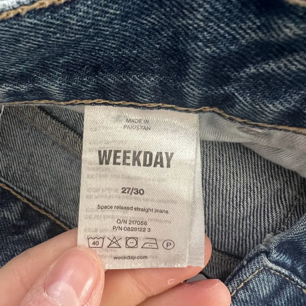 Säljer mina jeans från Weekday. Modell space. Färg blå. Storlek 27/30. Bra skick. . Jeans & Byxor.
