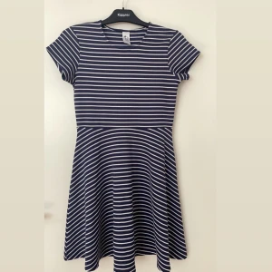 Gullig klänning - Säljer en jätte fin och söt klänning som passar perfekt nu till sommar! Klänningen är i storlek 170 men passar S/M💕