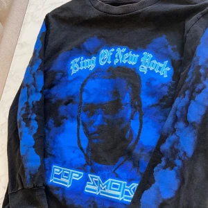 Pop Smoke Långärmad - Jättesnygg officiell Pop Smoke långärmad. Väldigt unik o svår att få tag på i Sverige. Storlek S. Skick 8/10