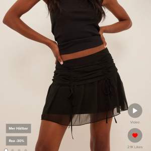Säljer jättefin kjol från NA-KD🤩 Aldrig använd och är därför i bra skick. Kjolen är svart och är i storlek 32. Säljer för 150 kr.