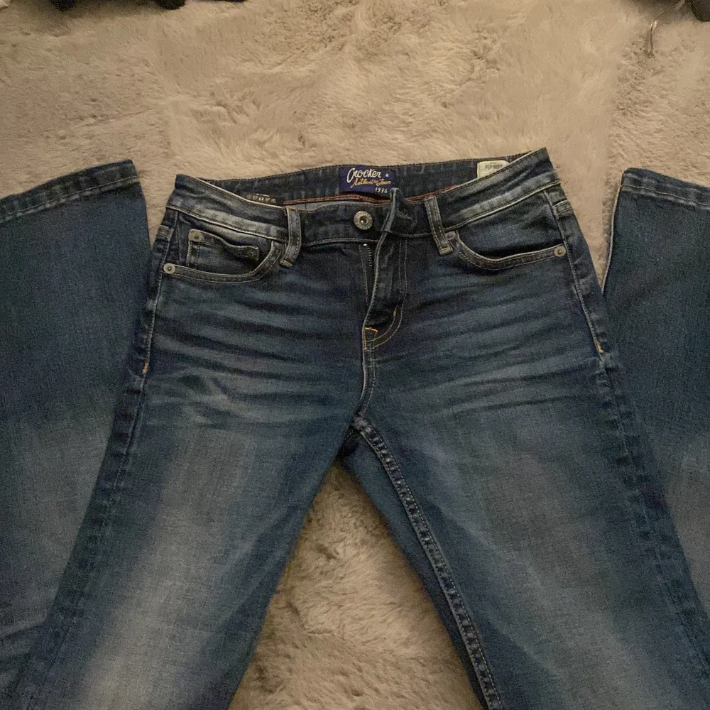 Skitsnygga bootcutjeans i storlek 26. Har alltid varit för små för mig, dock väldigt fina och i nyskick.. Jeans & Byxor.