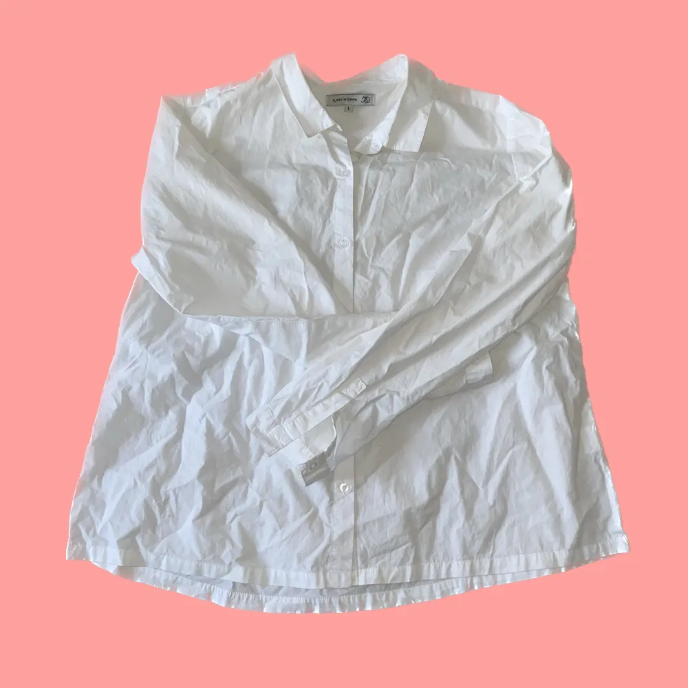 Vanlig skjorta i storlek L från Flash Women. Fungerar som något oversize man kan ha på sig till stranden eller nått :)  . Skjortor.