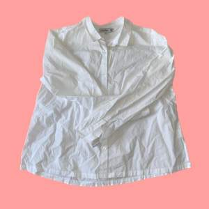 Vanlig skjorta i storlek L från Flash Women. Fungerar som något oversize man kan ha på sig till stranden eller nått :)  