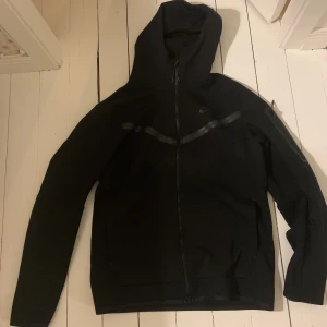 Nike tracksuit  - Intresse koll av min Nike tech tracksuit jag funderar på att sälja då jag typ växt ut den. Den är i storlek large men tröjan i medium tall och använd flertal gånger men inga tecken på användning syns. Ny pris 2550kr jag säljer för 1055kr
