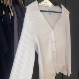 Topp/tröja - Tjockare topp i beige! Den sitter för löst på mig jämtemot hur jag själv vill att den ska sitta (är en M annars) den är i väldigt bra kvalitet och stretchig! 