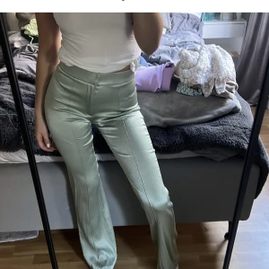 Asballa byxor - Jätte coola byxor i strl Xs, köpta för 399 på zara. Använd 1 gpng
