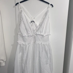Vit klänning - Klänning från shein, köpte större storlek för att bysten skulle sitta bra men blev ändå för stort. Det är 4XL men sitter bra på medium/large