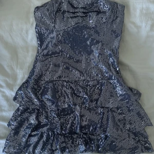Festklänning  - Mini klänning utan ärmar. Jätte fin men för stor för mig:/ ❤️