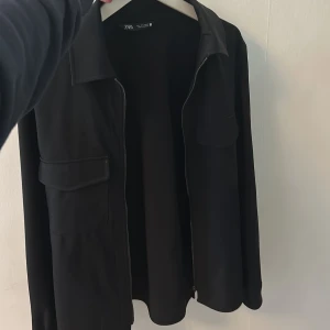 Zip kofta - Zip kofta 10/10 skick från zara Svart, storlek L passar M bra (42) nypris 1000kr
