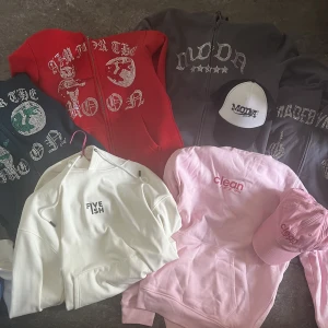 Hoddies och Kepsar   - Säljer alla hoddies för 500/st Säljer kepsarna för 250/st 