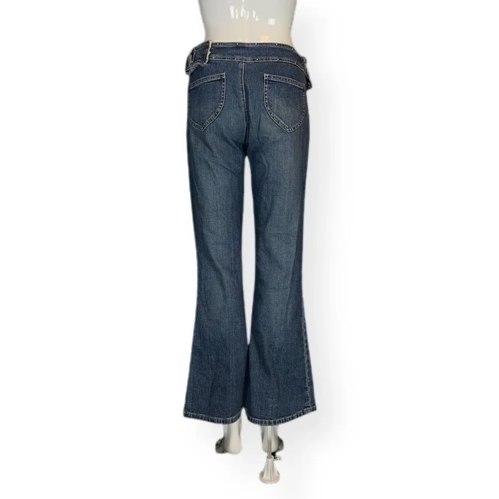 Y2K mid-rise flare jeans. Köptes på plick för några år sen. Fel syns på sista bilden. Från märket One By One, märkt som storlek 164. 95% bomull & 5% elastan. ⚠️Måtten liggandes:  Midja (precis under naveln) 37cm & Innerbenslängd 73cm. Jeans & Byxor.