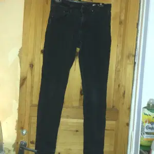 Jeans från lager 157, de är mörkgråa