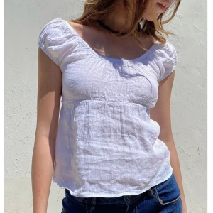 Vit blus - Säljer denna supergulliga blus🥰 Köptes från subdued för 400kr och är aldrig använd, lapp finns kvar!💖