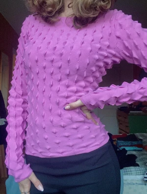 Rosa festlig tröja - Stickad tunn i bomull med taggar som detalj.  Jag är 168 cm lång och plagget är i storlek: xs Orginalpris 500