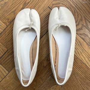 Sjukt söta tabi ballerina skor. Aldrig använda och i topp skick. Måste tyvärr sälja efter som att dom är försmå för mig. 
