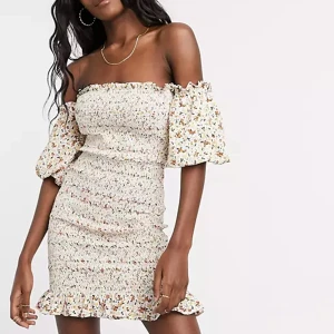 Klänning Topshop - Blommig klänning från TopShop. Passar flera storlekar då den är väldigt stretchig. Endast använd 1 gång!