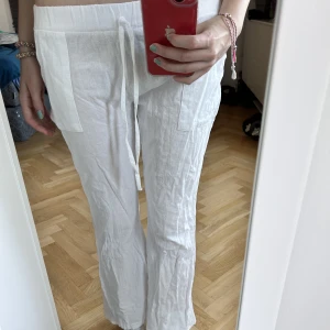 Linnebyxor - Säljer dom hör lågmidjade vita linnebyxorna som bara har kommit till användning 1 gång och är för korta på mig💓💓 köpare står för frakten❤️❤️