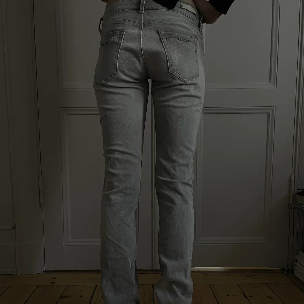 Gråa Replay jeans Bra skick Med studs Storlek 29/32 Nypris 800kr. Jeans & Byxor.